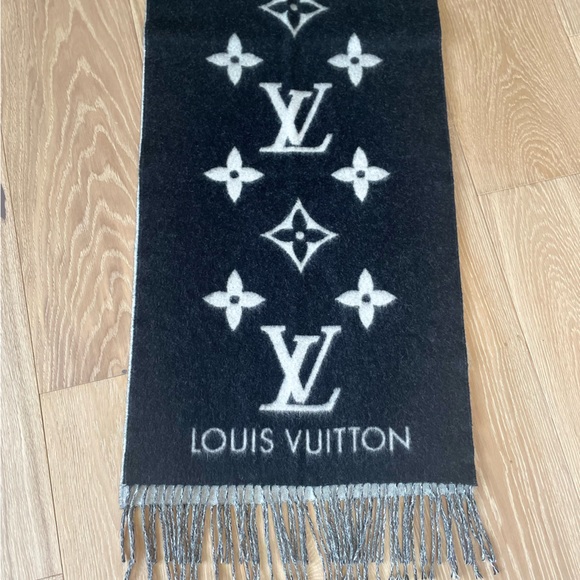 Louis Vitton 100% Cashmere Shawl - Picture 5 of 11